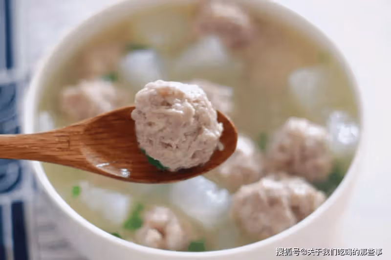 煮「肉丸湯」時,水開下鍋是大錯!教您正確做法,肉丸個個不散