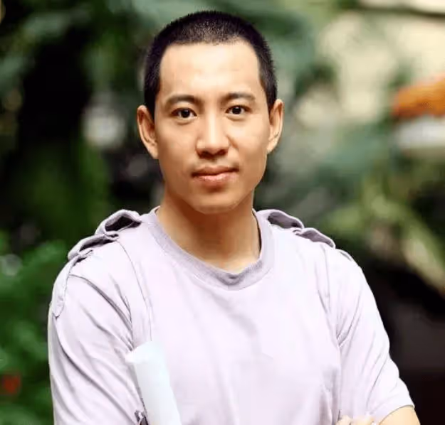 33歲成名，35歲因拍戲墜馬癱瘓，懷孕女友不離不棄，遺憾未辦婚禮
