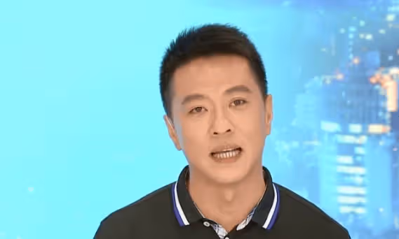 他被稱為央視最帥主持人,40歲喪父44歲離異,45歲離開央視後現在過得怎麼樣?
