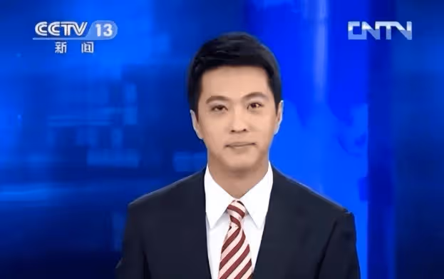 他被稱為央視最帥主持人,40歲喪父44歲離異,45歲離開央視後現在過得怎麼樣?
