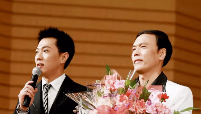 他被稱為央視最帥主持人，40歲喪父44歲離異，45歲離開央視後現在過得怎麼樣？