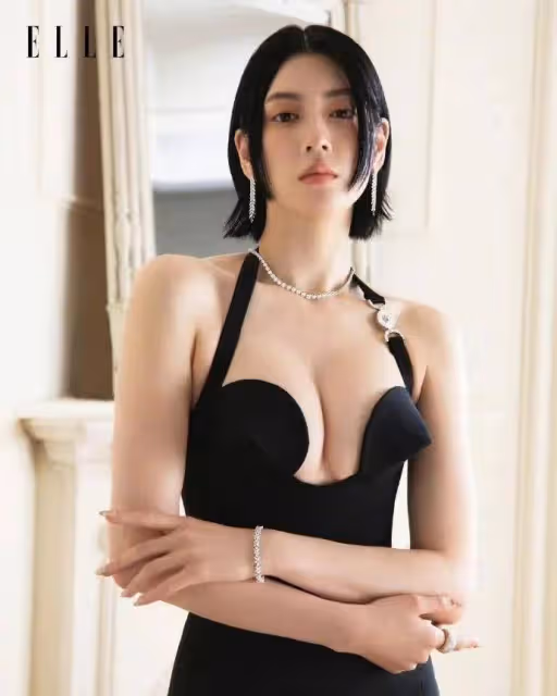 日本女星三吉彩花靚麗寫真狂秀事業線!魔鬼身材性感火辣
