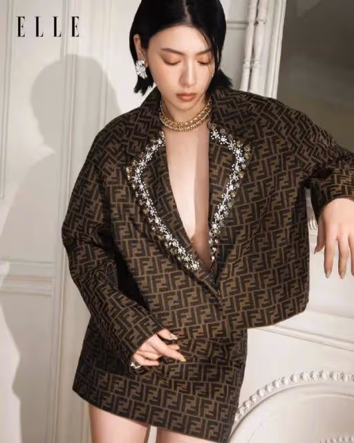 日本女星三吉彩花靚麗寫真狂秀事業線!魔鬼身材性感火辣