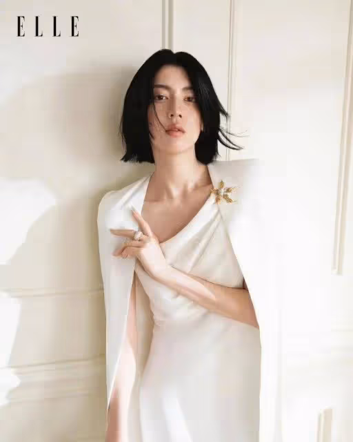日本女星三吉彩花靚麗寫真狂秀事業線!魔鬼身材性感火辣