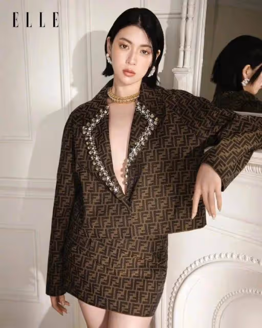 日本女星三吉彩花靚麗寫真狂秀事業線!魔鬼身材性感火辣