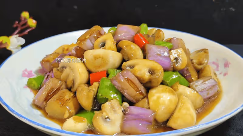 原來茄子和它炒才夠味,沒肉照樣吃得香!花幾分鐘炒一盤,夠鮮嫩、夠下飯