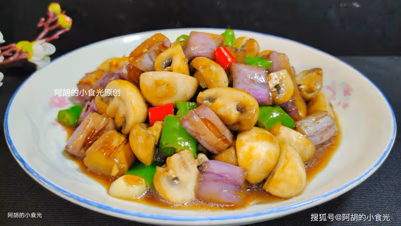 原來茄子和它炒才夠味,沒肉照樣吃得香!花幾分鐘炒一盤,夠鮮嫩、夠下飯