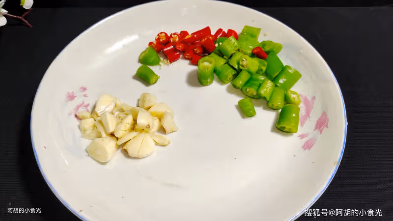 原來茄子和它炒才夠味,沒肉照樣吃得香!花幾分鐘炒一盤,夠鮮嫩、夠下飯