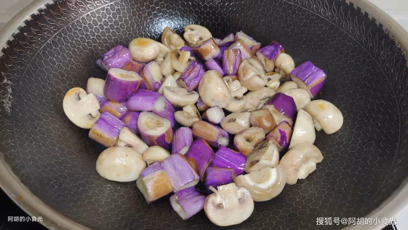 原來茄子和它炒才夠味,沒肉照樣吃得香!花幾分鐘炒一盤,夠鮮嫩、夠下飯
