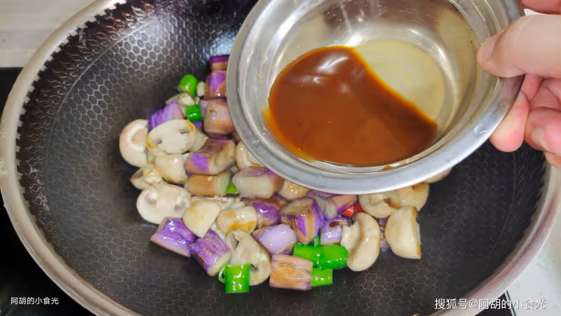 原來茄子和它炒才夠味,沒肉照樣吃得香!花幾分鐘炒一盤,夠鮮嫩、夠下飯
