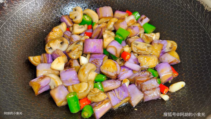 原來茄子和它炒才夠味,沒肉照樣吃得香!花幾分鐘炒一盤,夠鮮嫩、夠下飯