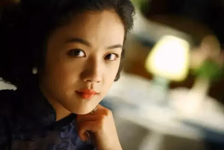 湯唯結婚10年,已分居不離婚,獨自帶娃種地,卻過成了所有女人羨慕的生活...