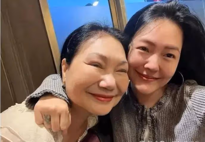 48歲大S終於露面,身材發福頭頂斑禿狀態差,30度大熱天穿長袖