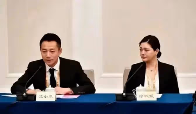 48歲大S終於露面,身材發福頭頂斑禿狀態差,30度大熱天穿長袖