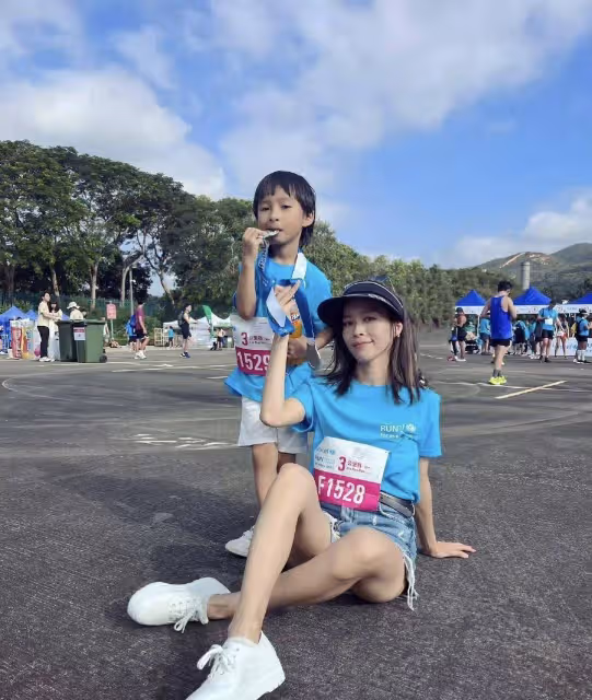 TVB實力女星現身港姐決賽!挺孕肚踩高跟鞋,上月宣布懷二胎