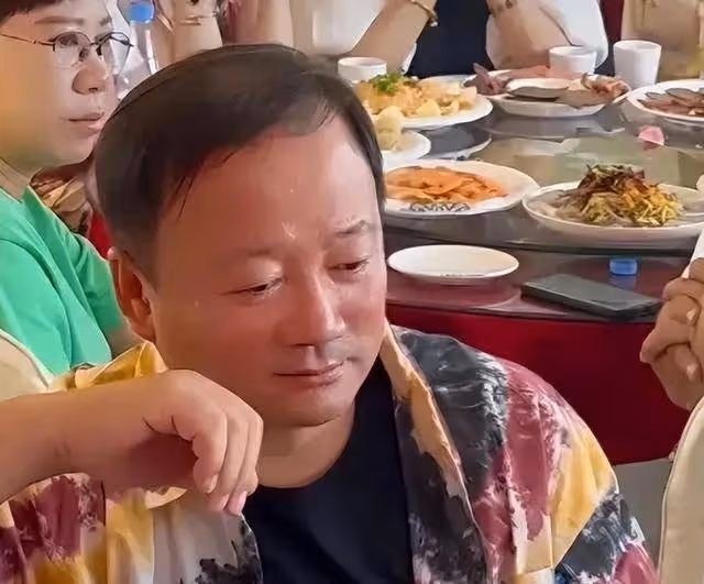 56歲謝廣坤與90後嬌妻百日宴秀恩愛,網友驚呼:這是父女還是夫妻
