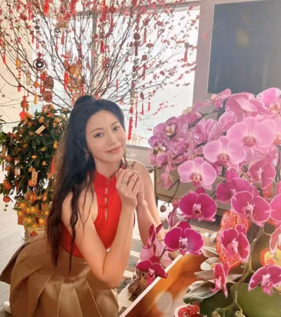 新進展?TVB花旦朱晨麗與緋聞男友齊現身馬場,疑為避嫌分開站