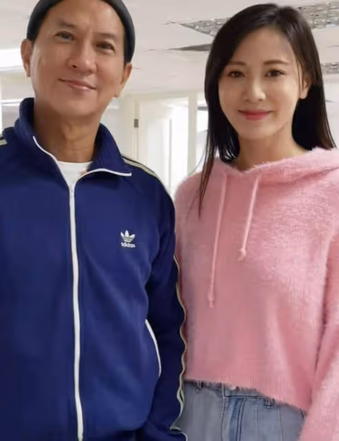 新進展?TVB花旦朱晨麗與緋聞男友齊現身馬場,疑為避嫌分開站