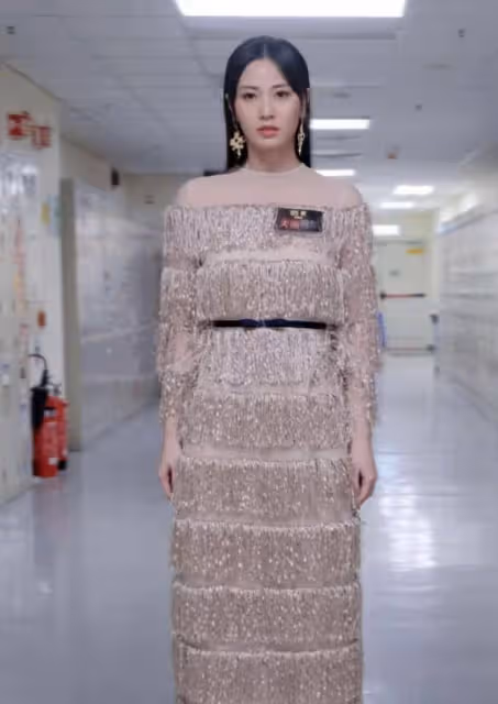 新進展?TVB花旦朱晨麗與緋聞男友齊現身馬場,疑為避嫌分開站