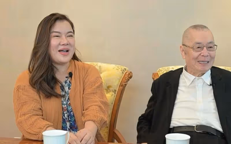 85歲知名鋼琴大師喜抱曾孫，一家人四代同堂，1歲兒子升級當叔父