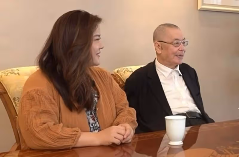 85歲知名鋼琴大師喜抱曾孫，一家人四代同堂，1歲兒子升級當叔父