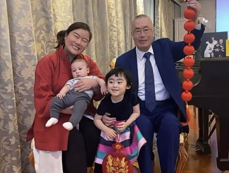 85歲知名鋼琴大師喜抱曾孫,一家人四代同堂,1歲兒子升級當叔父