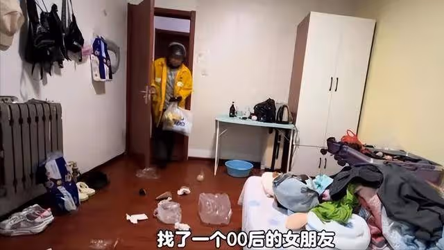 山東外賣小哥下班回家,看到00後女友睡在「垃圾場」,敢怒不敢言
