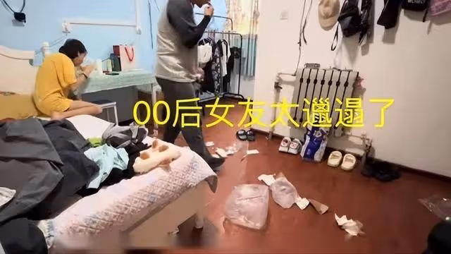 山東外賣小哥下班回家,看到00後女友睡在「垃圾場」,敢怒不敢言