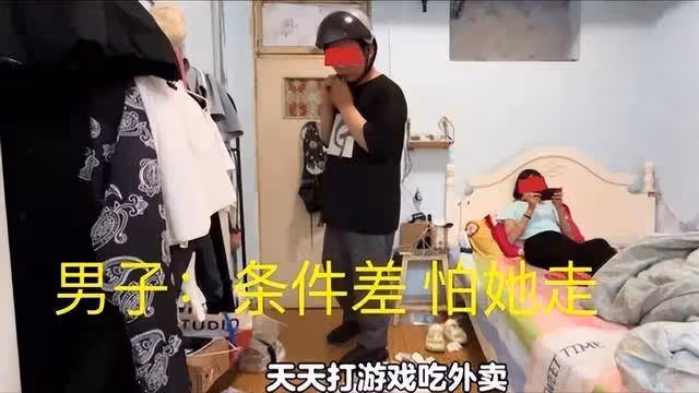 山東外賣小哥下班回家,看到00後女友睡在「垃圾場」,敢怒不敢言