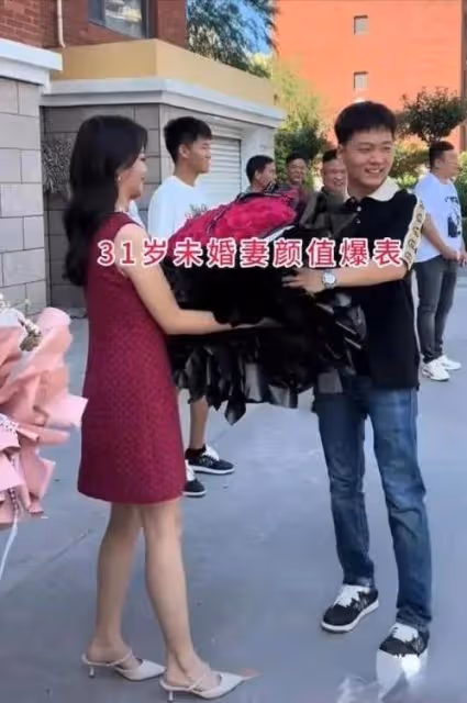 江蘇小伙子給31歲未婚妻55w訂婚禮,網友:沒有對比就沒有傷害