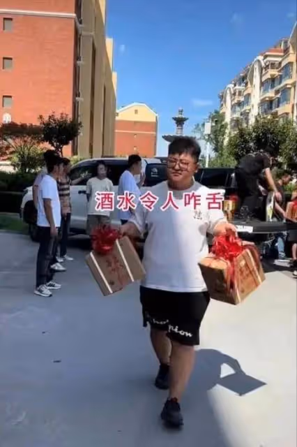 江蘇小伙子給31歲未婚妻55w訂婚禮,網友:沒有對比就沒有傷害