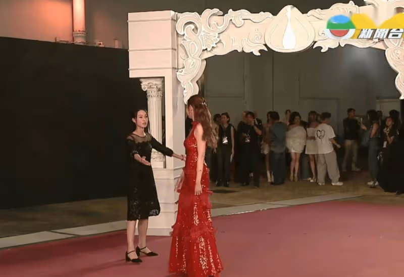 爆是非！港姐亞軍一舉動疑搶冠軍風頭？行內人發文批某司儀耍大牌