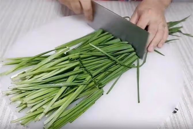 韭菜這樣做吃著才過癮,做一道涼拌韭菜,好吃下飯,先收藏起來