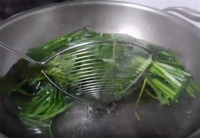 韭菜這樣做吃著才過癮,做一道涼拌韭菜,好吃下飯,先收藏起來