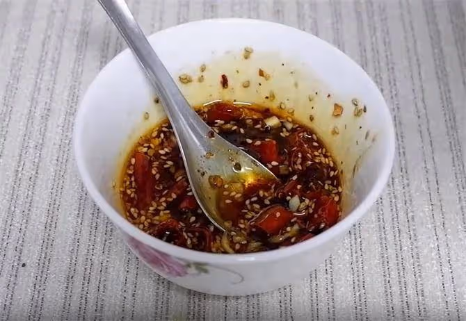 韭菜這樣做吃著才過癮,做一道涼拌韭菜,好吃下飯,先收藏起來