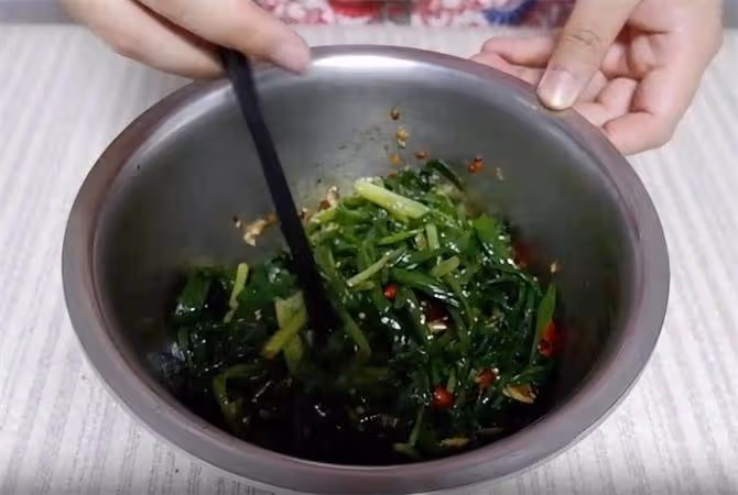 韭菜這樣做吃著才過癮,做一道涼拌韭菜,好吃下飯,先收藏起來