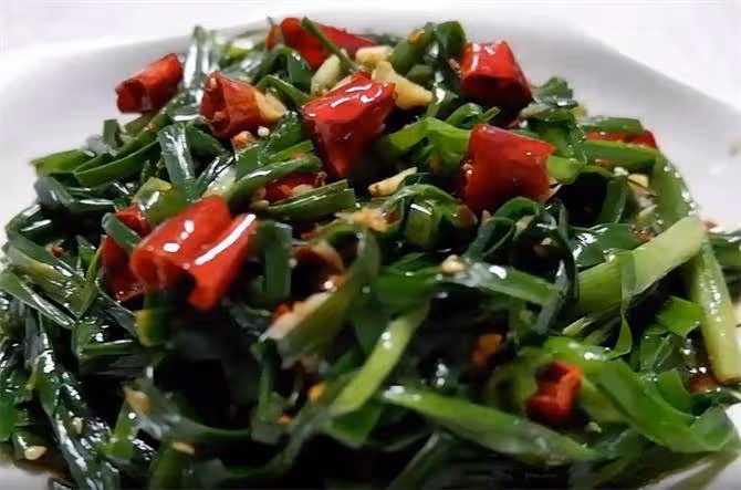 韭菜這樣做吃著才過癮,做一道涼拌韭菜,好吃下飯,先收藏起來