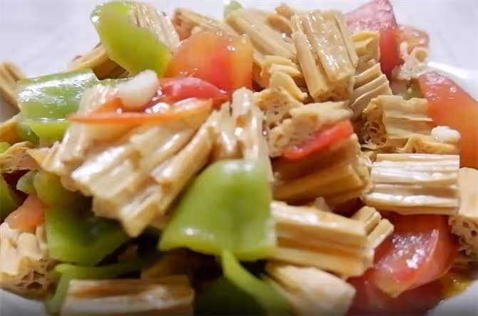 簡單好吃的西紅柿燒腐竹,酸甜又入味,這樣做的家常菜,太下飯了