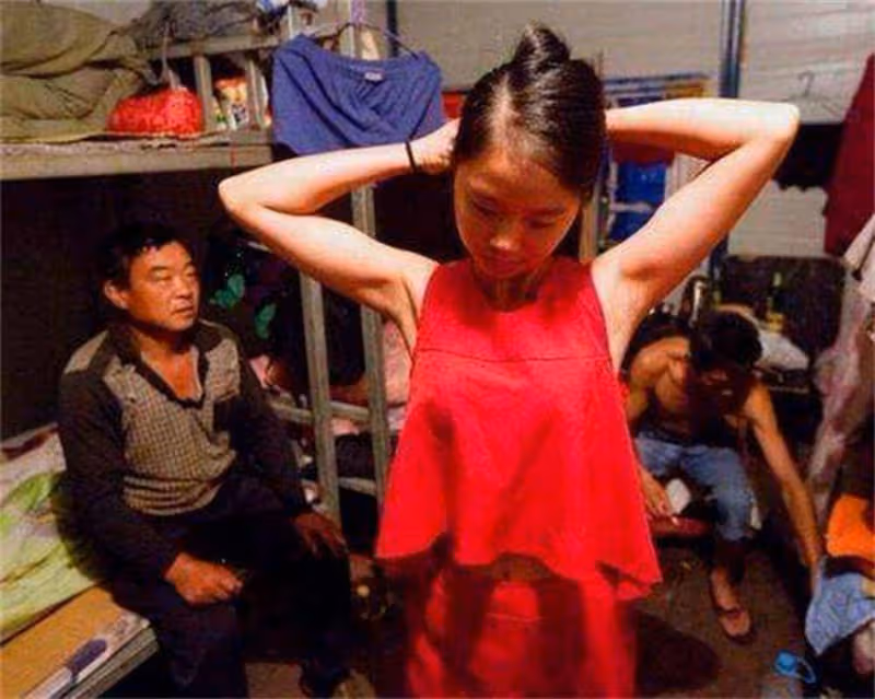 女子在工地住夫妻宿舍,坦言5對夫妻都很自覺:每晚都會輪流幹活