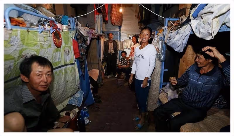 女子在工地住夫妻宿舍,坦言5對夫妻都很自覺:每晚都會輪流幹活