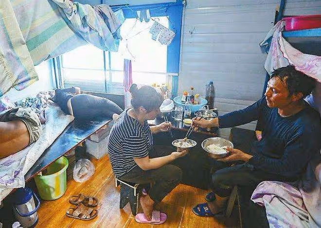 女子在工地住夫妻宿舍,坦言5對夫妻都很自覺:每晚都會輪流幹活