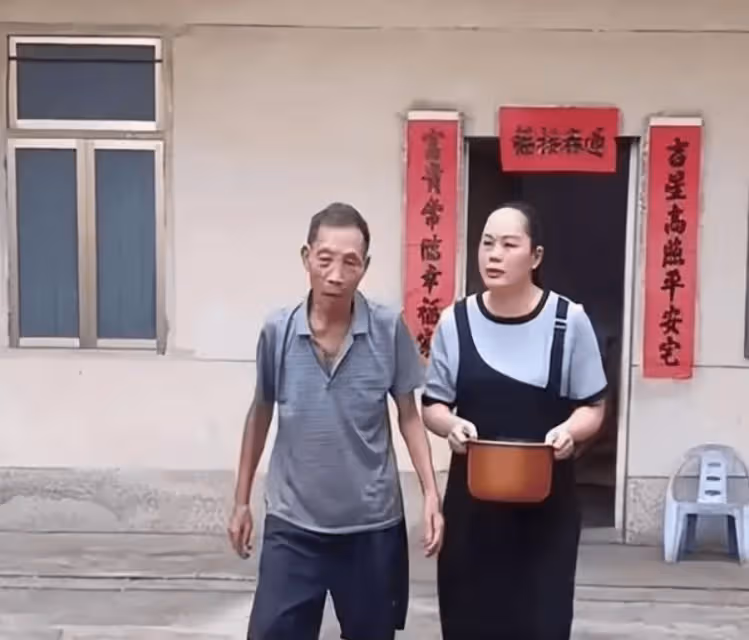 全紅嬋大伯家女兒罕見現身,亭亭玉立長相出眾,全程在幫爺爺幹活
