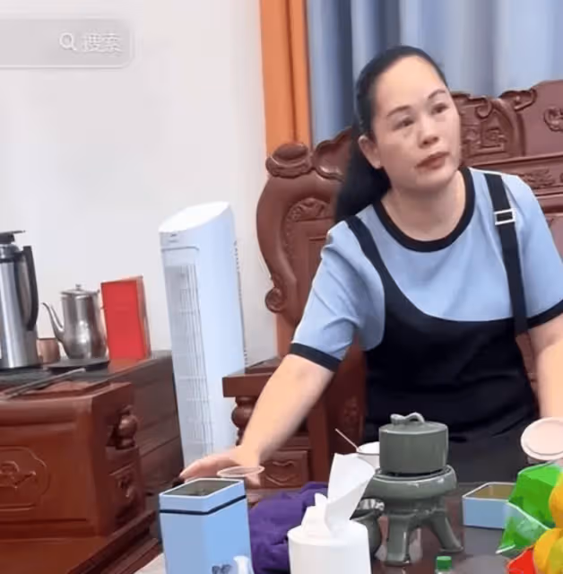 全紅嬋大伯家女兒罕見現身,亭亭玉立長相出眾,全程在幫爺爺幹活
