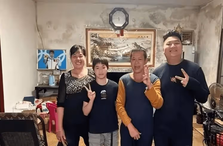 全紅嬋大伯家女兒罕見現身,亭亭玉立長相出眾,全程在幫爺爺幹活