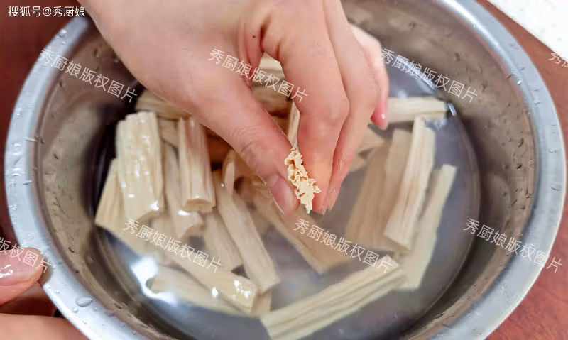 腐竹千萬不要清水泡發,教你一招,幾分鐘就搞定,簡單快速無硬心