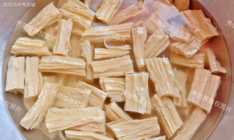 腐竹千萬不要清水泡發,教你一招,幾分鐘就搞定,簡單快速無硬心