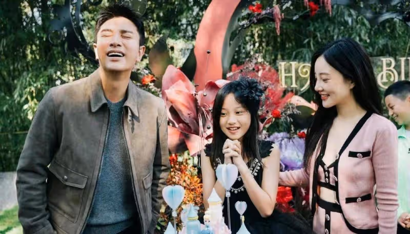 李小璐女兒太成熟,11歲膚白貌美染紅髮,五官堪稱翻版李小璐