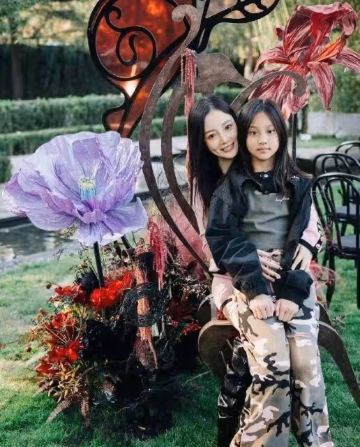 李小璐女兒太成熟,11歲膚白貌美染紅髮,五官堪稱翻版李小璐