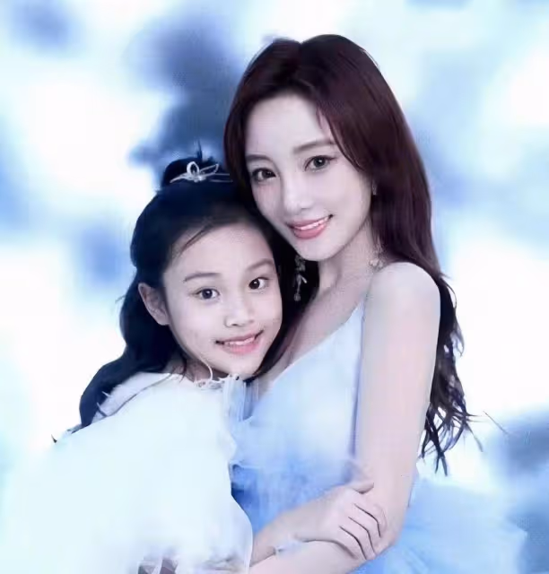 李小璐女兒太成熟，11歲膚白貌美染紅髮，五官堪稱翻版李小璐