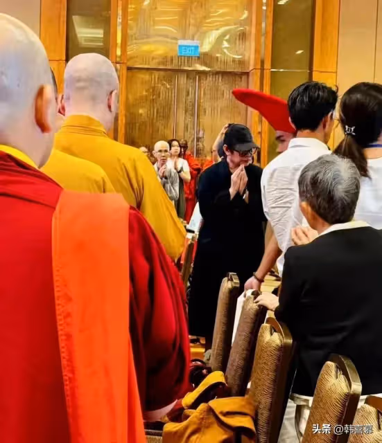 61歲李連杰現身新加坡法會,面相怪異臉色發黑,多年修行未有正果